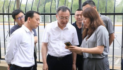 尽心尽力解决好信访问题！于波到儒林街道康安社区接访