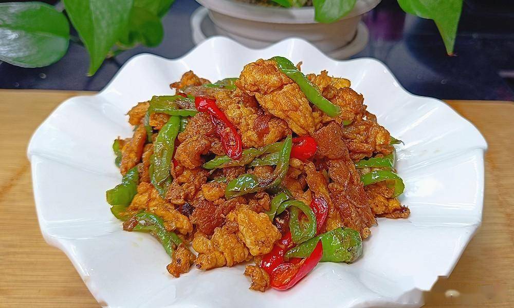 尖椒炒鸡蛋怎么炒？是先炒鸡蛋还是炒辣椒？教你正确做法下饭真香