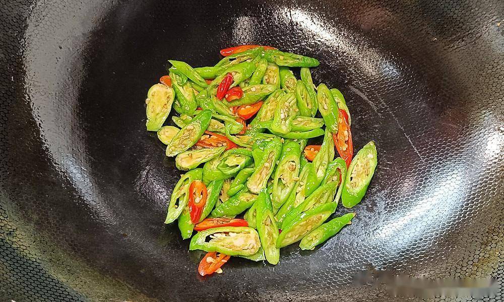 尖椒炒鸡蛋怎么炒？是先炒鸡蛋还是炒辣椒？教你正确做法下饭真香