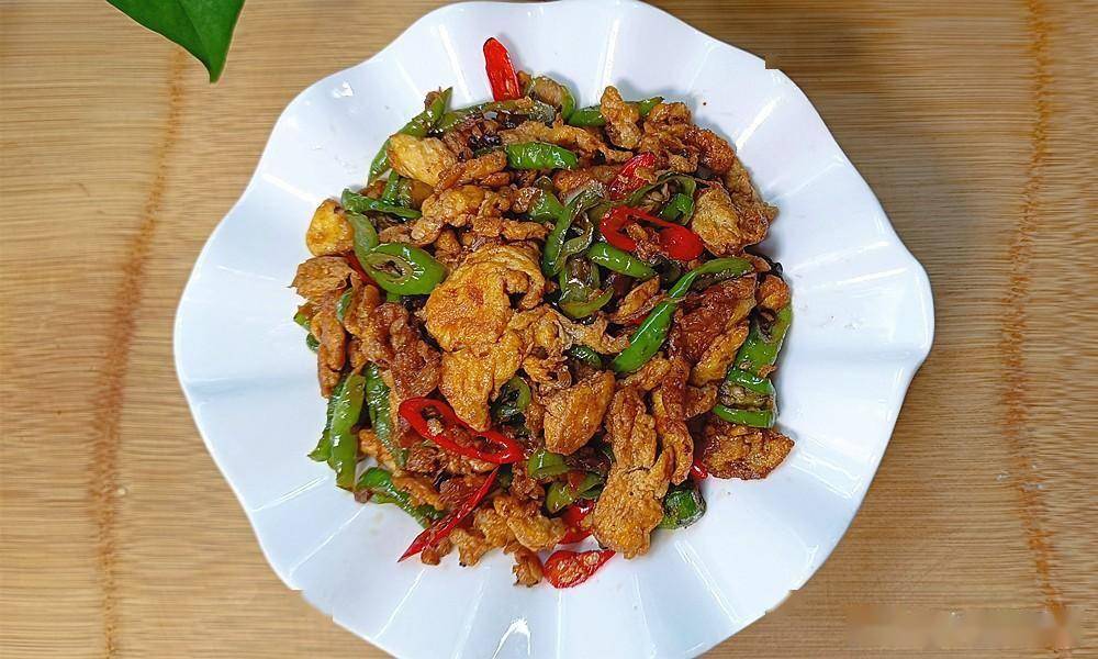 尖椒炒鸡蛋怎么炒？是先炒鸡蛋还是炒辣椒？教你正确做法下饭真香