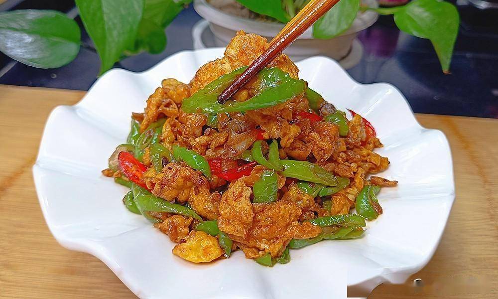 尖椒炒鸡蛋怎么炒？是先炒鸡蛋还是炒辣椒？教你正确做法下饭真香