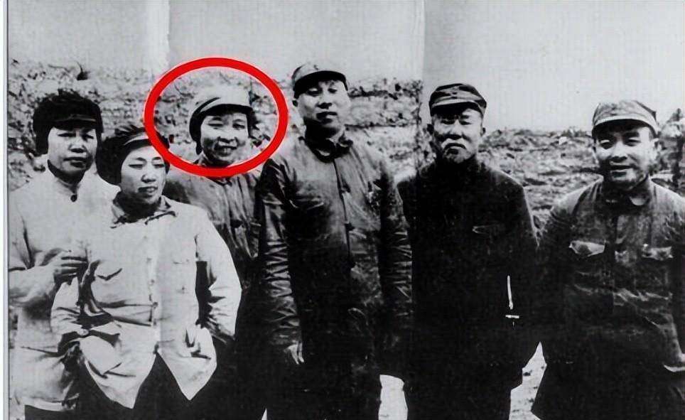 李贞去世后，留下11000元人民币和2根小金条等，她是如何处理的？