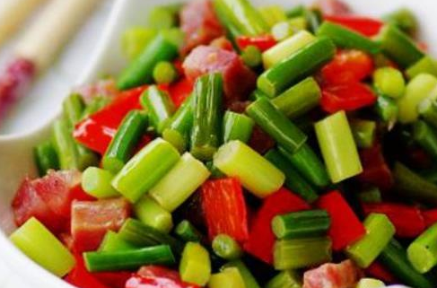 炒蒜苔如何炒的入味不发黑？配上“它”炒，味道鲜美，好吃好看