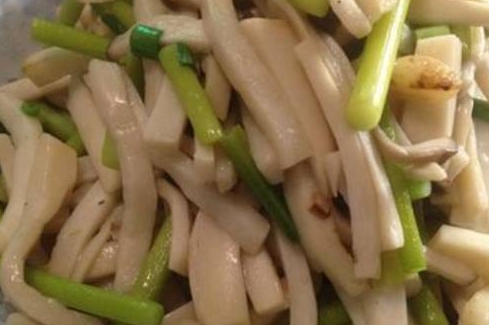 炒蒜苔如何炒的入味不发黑？配上“它”炒，味道鲜美，好吃好看