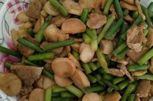炒蒜苔如何炒的入味不发黑？配上“它”炒，味道鲜美，好吃好看