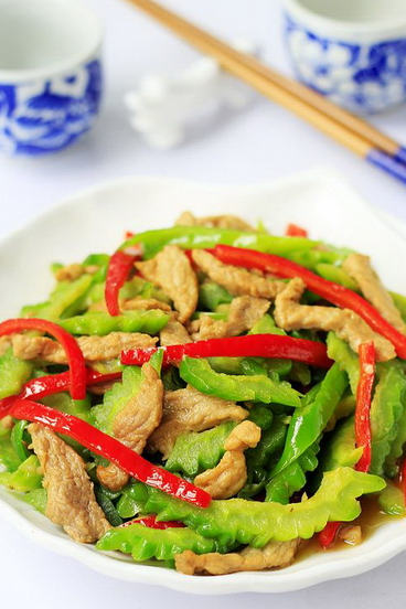 家常菜苦瓜炒肉的做法，如何做家常菜苦瓜炒肉