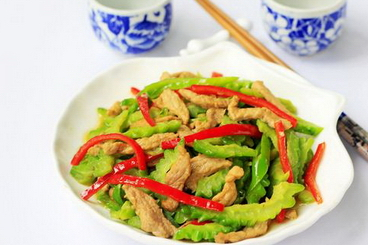 家常菜苦瓜炒肉的做法，如何做家常菜苦瓜炒肉
