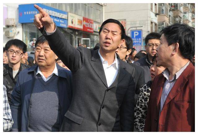 耿彦波：现实版“李达康”，走哪拆哪，离任时市民跪地挽留
