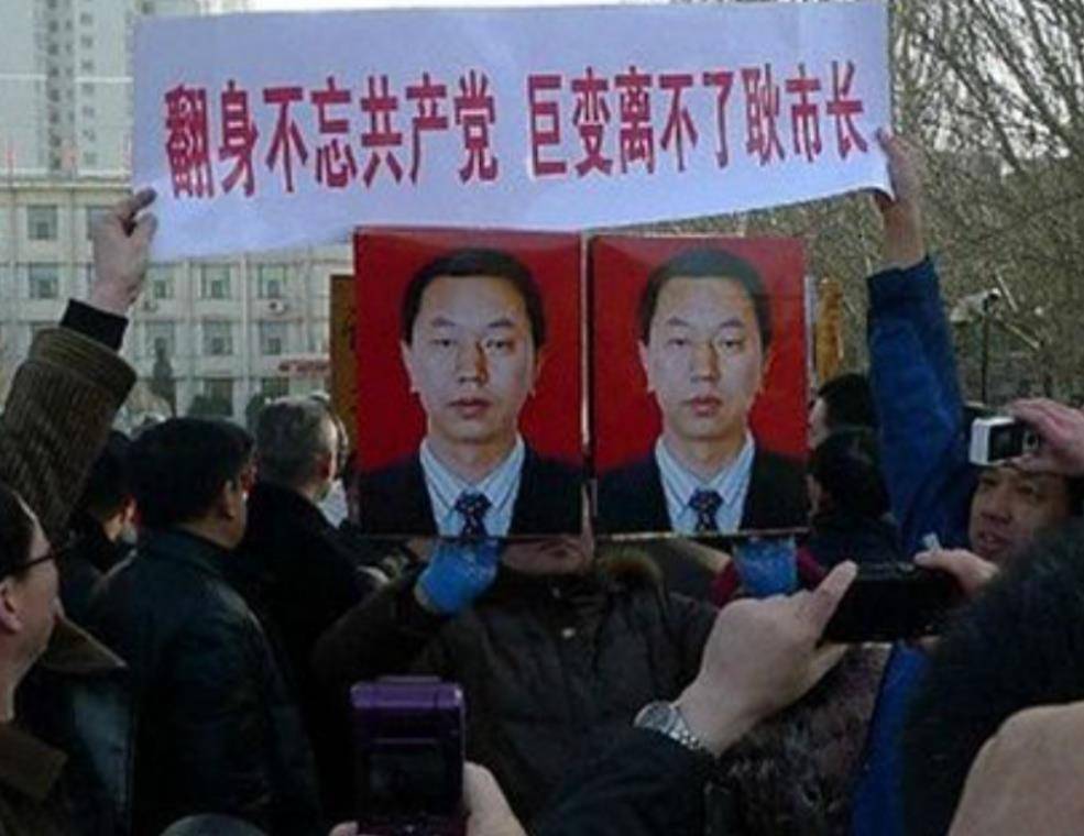 耿彦波：现实版“李达康”，多次在工地晕倒，离任时市民跪地挽留