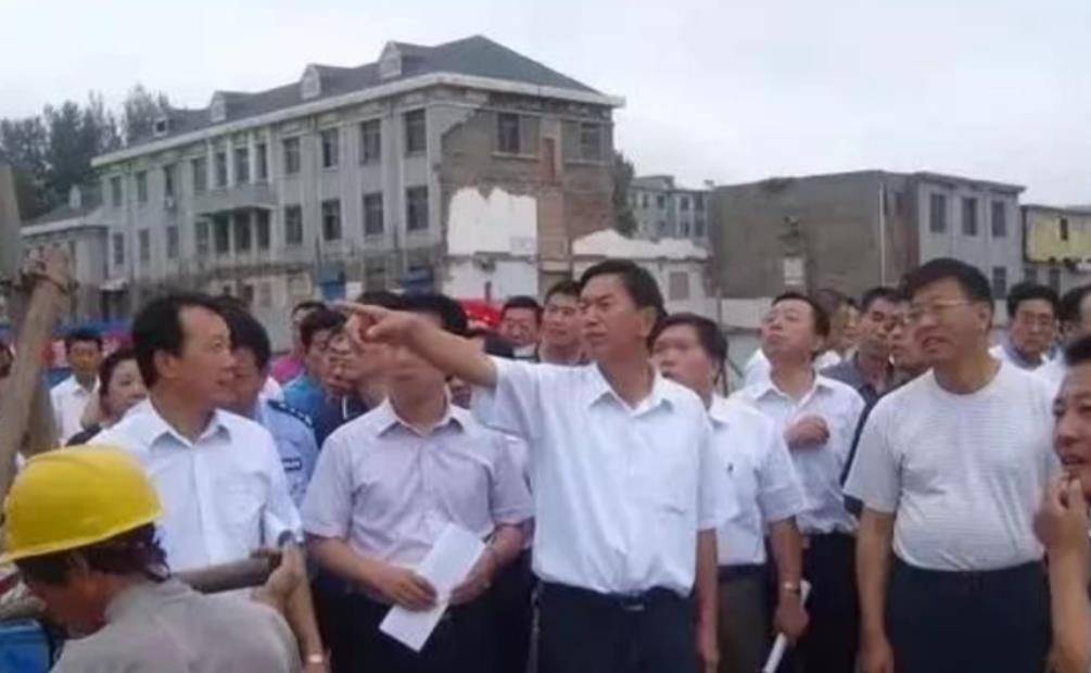 耿彦波：现实版“李达康”，多次在工地晕倒，离任时市民跪地挽留