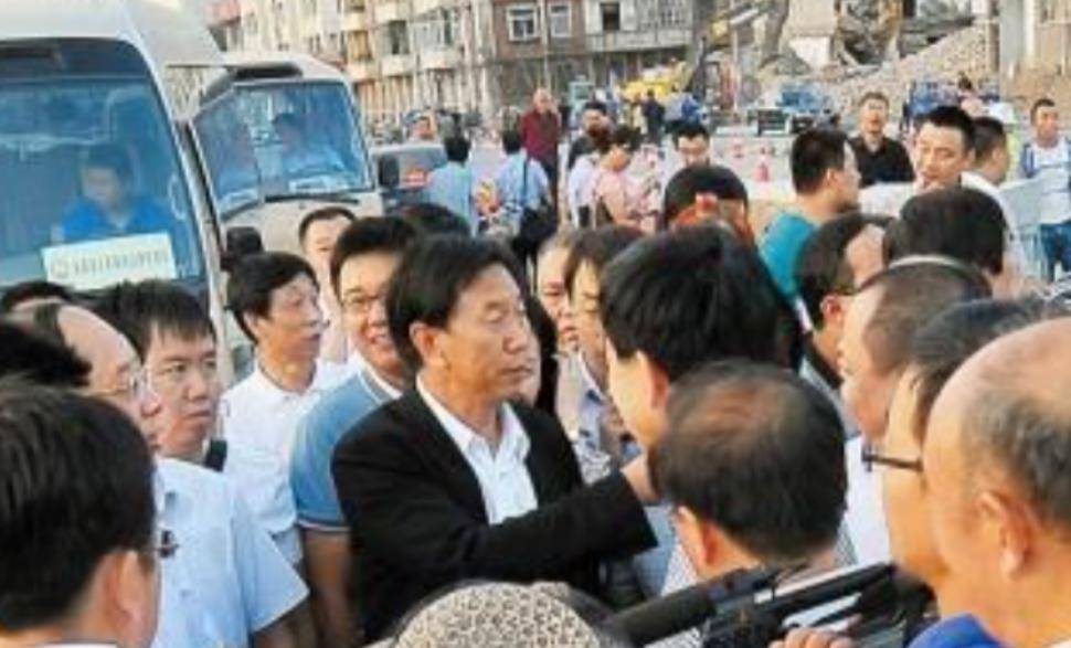 耿彦波：现实版“李达康”，多次在工地晕倒，离任时市民跪地挽留