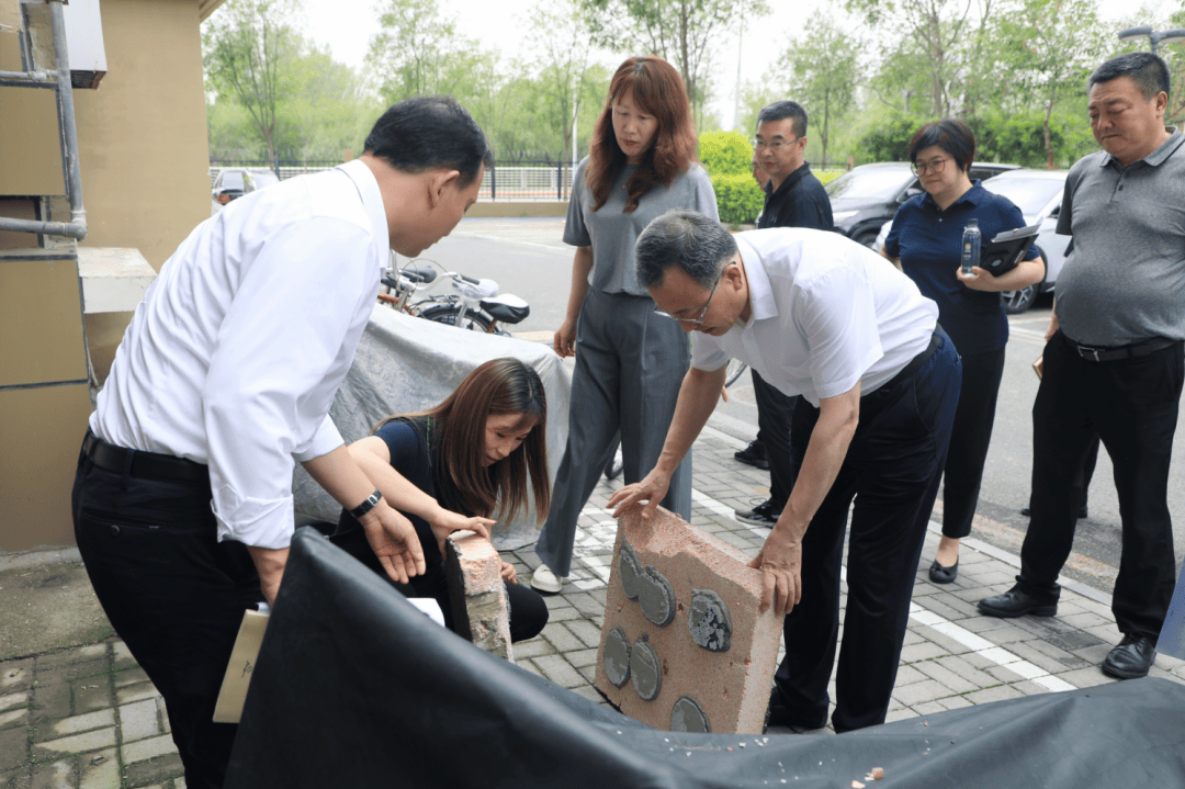 尽心尽力解决好信访问题！于波到儒林街道康安社区接访