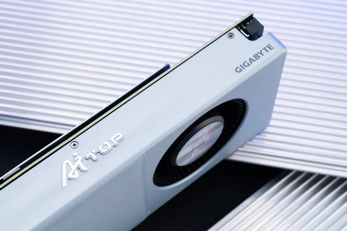一看就是高级货，涡轮散热版RTX 4070 Ti SUPER测评