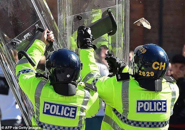 英区今晚别出门！暴徒发布集结令，头套戴起！BBC指认马斯克是幕后支持