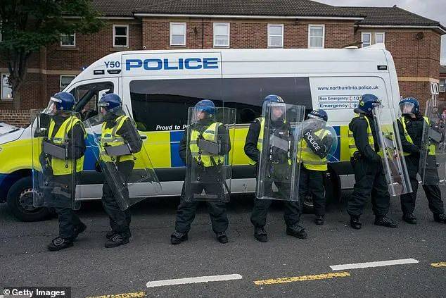 英区今晚别出门！暴徒发布集结令，头套戴起！BBC指认马斯克是幕后支持