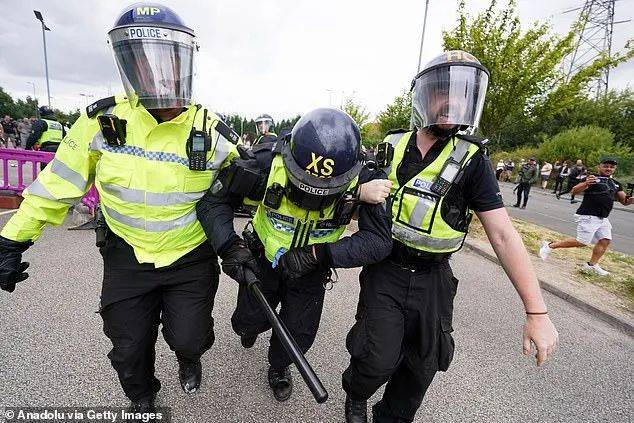 英区今晚别出门！暴徒发布集结令，头套戴起！BBC指认马斯克是幕后支持