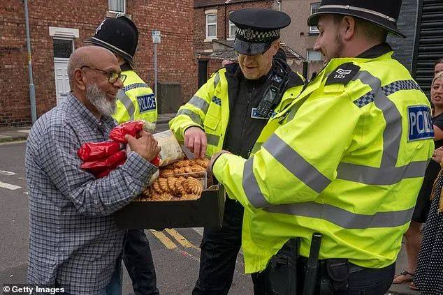英区今晚别出门！暴徒发布集结令，头套戴起！BBC指认马斯克是幕后支持