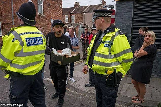 英区今晚别出门！暴徒发布集结令，头套戴起！BBC指认马斯克是幕后支持